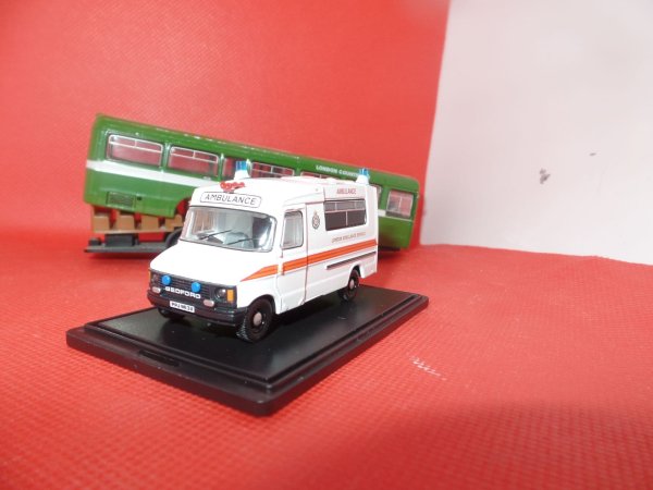 Oxford Diecast Bedford CF Hanlon Ambulance London Ambulance Service (OFAH) 1:76